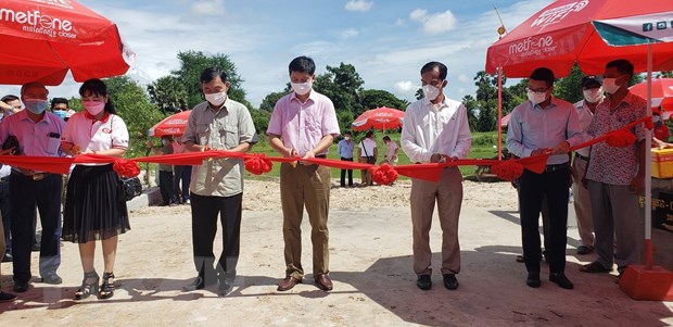 Vietnamese in Cambodia support bridge and road building project in Kampot
